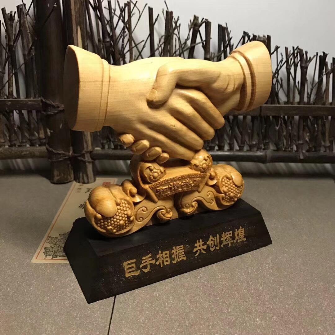 太行崖柏合作共赢14*14*6cm木雕摆件携手共赢巨手相握共创未来